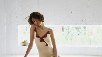 Haljine koje izgledaju poput spavaćica novi su modni hit: Evo kako ih nositi