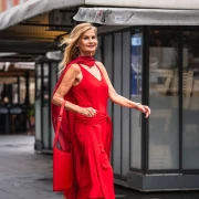 Žena u crvenom, ali na zagrebački način: Ova haljina je prava modna senzacija