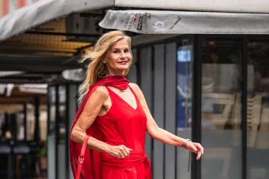Žena u crvenom, ali na zagrebački način: Ova haljina je prava modna senzacija