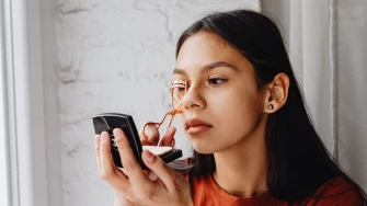Ovaj TikTok trik za ljep&scaron;e trepavice je hit, ali stručnjaci upozoravaju da nije ba&scaron; siguran