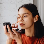 Ovaj TikTok trik za ljep&scaron;e trepavice je hit, ali stručnjaci upozoravaju da nije ba&scaron; siguran