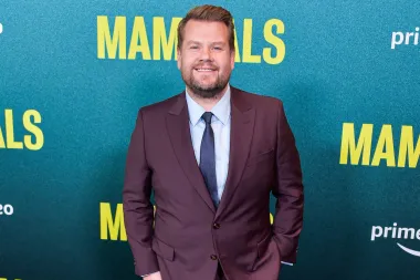 James Corden je počinio nekoliko velikih holivudskih promašaja, a navodno je bio i dobar prijatelj sa zloglasnim Harveyjem Weinsteinom. A ni njegov odnos s obožavateljima nije bajan. Prema riječima nekoliko obožavatelja tijekom intervjua Reddit AMA, glumac i voditelj imao je "višestruke ispade bijesa" dok je snimao britanski game show pod nazivom A League of Their Own, i navodno je "vikao" na obožavatelje koji su ga pitali mogu li se fotografirati s njim. Među posljednjim incidentima je i onaj iz poznatog restorana 'Balthazar' u New Yorku kada je vrijeđao konobara, a vlasnik restorana nakon toga zabranio mu je pristup restoranu te nazvao Cordena 'kretenom od čovjeka', ali i 'najzločestijim gostom' ikada.