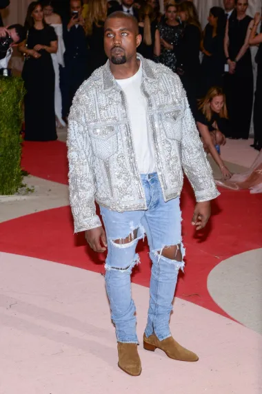 Kontroverzni reper svojim je outfitom privukao pažnju na Met Gali 2016. godine, ali ne samo radi blještave jakne i traperica. Modni kritičari su istaknuli kako je bivši suprug Kim Kardashian ipak malo pretjerao jer je nosio i kontaktne leće u boji koje su bile u skladu s njegovom blještavom odjećom.