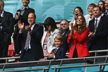 Princ George glavna zvijezda na utakmici Engleske, a modno se uskladio s tatom