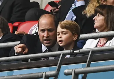 Princ George glavna zvijezda na utakmici Engleske, a modno se uskladio s tatom