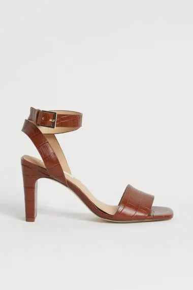 Sandale s potpeticom na sniženju - ljepotice koje ćemo nositi cijelo ljeto