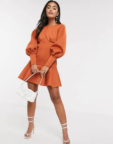 Narančaste haljine savršeno će naglasiti preplanuli ten