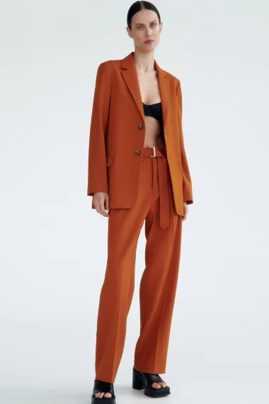 Odijela u boji - proljetni modni trend kojem je teško odoljeti