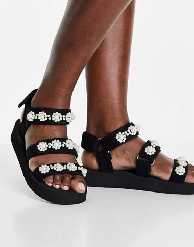 Biseri ili kristali: Ove sezone hit su natikače i sandale s luksuznim ukrasima