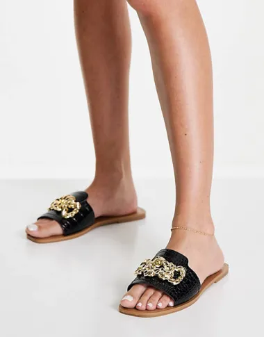 Biseri ili kristali: Ove sezone hit su natikače i sandale s luksuznim ukrasima