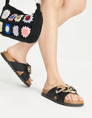 Biseri ili kristali: Ove sezone hit su natikače i sandale s luksuznim ukrasima