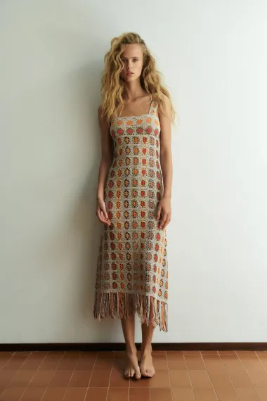 Vraćaju se haljine s resicama: 10 modela koji će podići svaki look