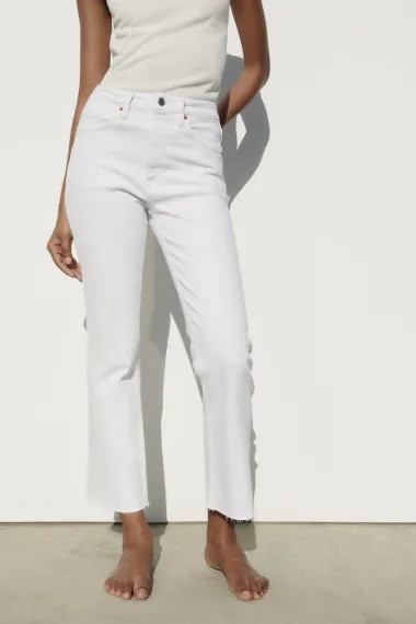 Modni favorit za tople dane: 10 bijelih traperica koje podižu svaku kombinaciju