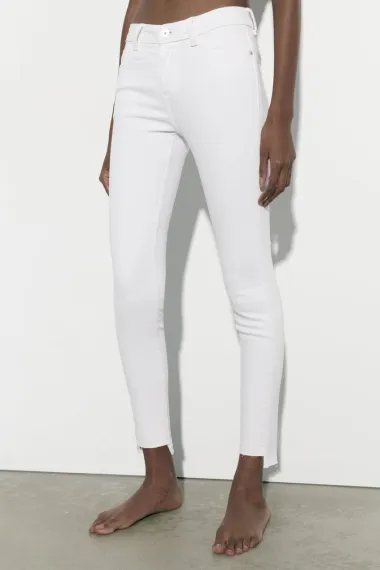 Modni favorit za tople dane: 10 bijelih traperica koje podižu svaku kombinaciju