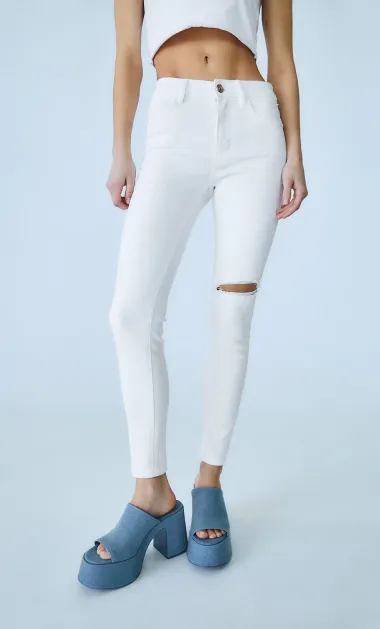 Modni favorit za tople dane: 10 bijelih traperica koje podižu svaku kombinaciju