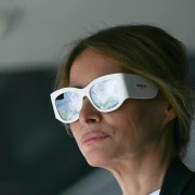 Melania Trump opet se skriva, ovaj put iza ekstravagantnih naočala