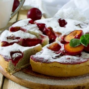 Recept za sočni kolač sa šljivama i makom koji će vas oduševiti okusom i jednostavnom pripremom