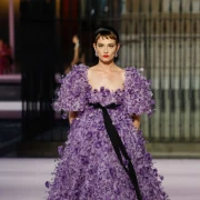 Spektakularna revija Caroline Herrere: Glamurozni krojevi, volani i žarke boje