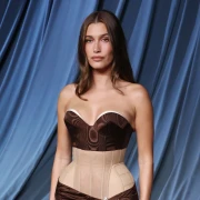 Savršenstvo bez emocije: Hailey Bieber u najhladnijem looku godine