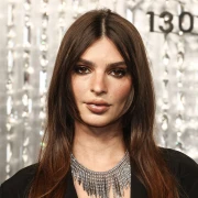 Emily Rataykowski jednostavnim trikom privukla poglede na raskošnu ogrlicu - pokazala je dekolte